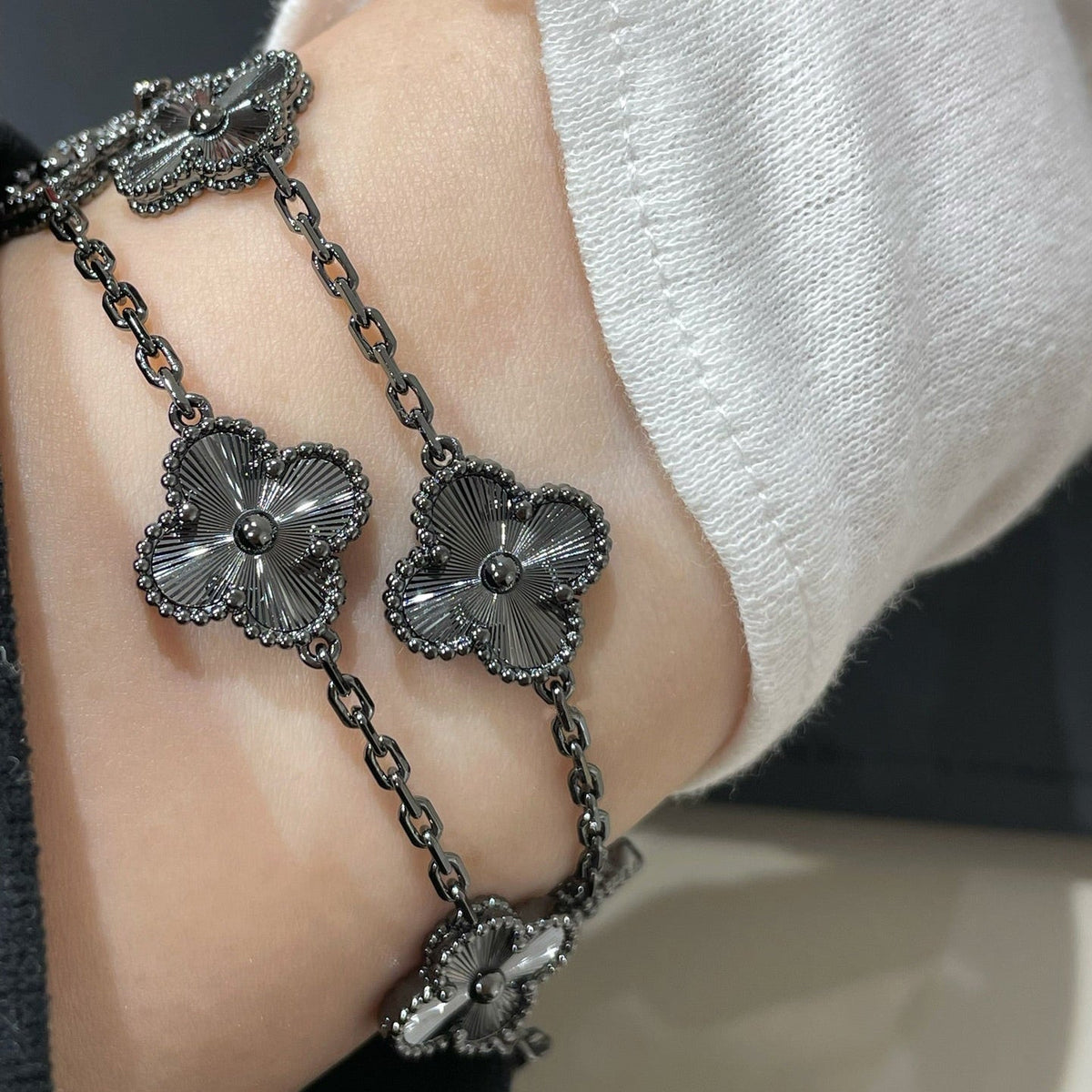 [⭐Renara]CLOVER 5 MOTIF BLACK BRACELET