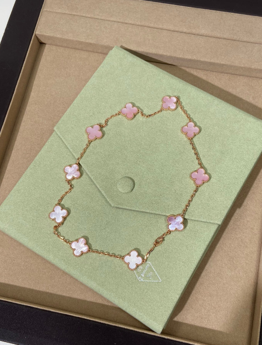 [⭐Renara Jewellery] Pink Necklace with Ten Clover Designs