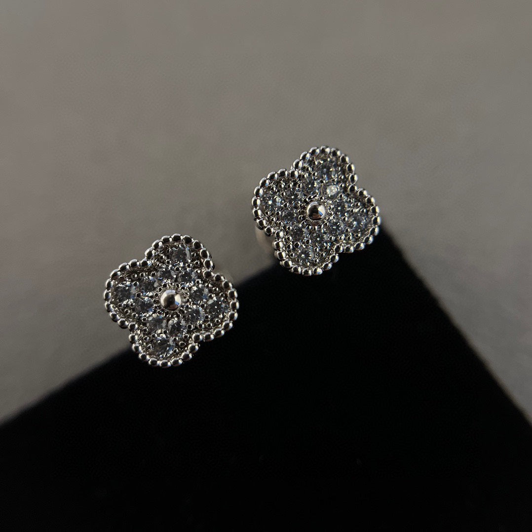 [⭐Renara]CLOVER MINI DIAMOND STUD EARRINGS